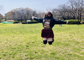 心ノ音かなさんが公園でジャンプしている写真